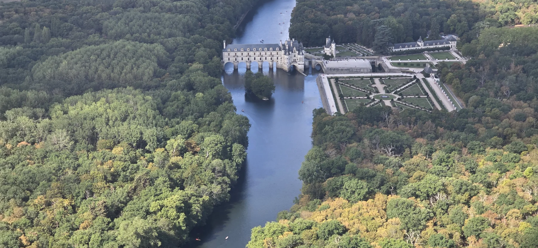 Château de Chenonceau, rivière et jardins vus depuis un avion