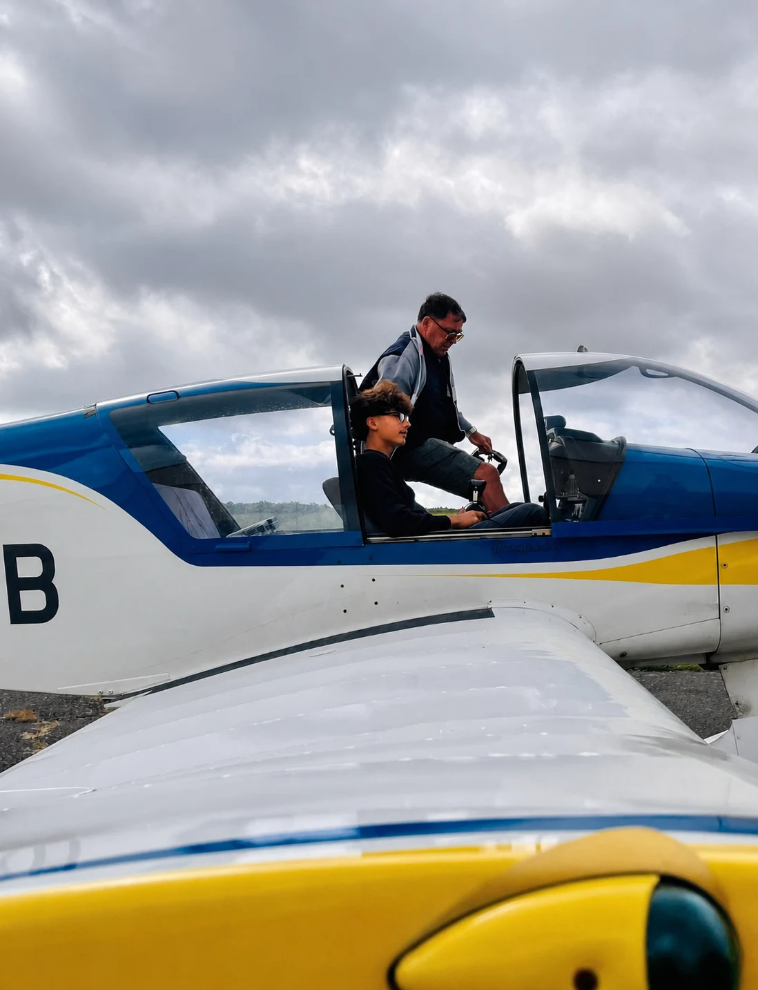 Marius Aubanelle installé dans un avion léger au sol