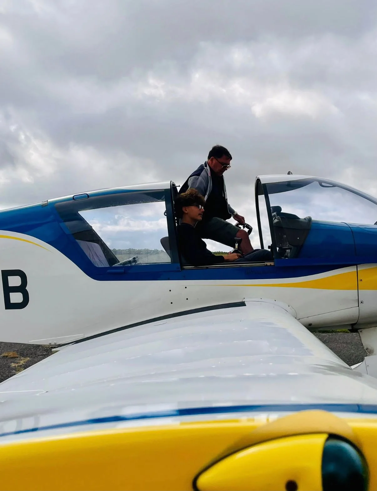 Marius Aubanelle installé dans un avion léger au sol