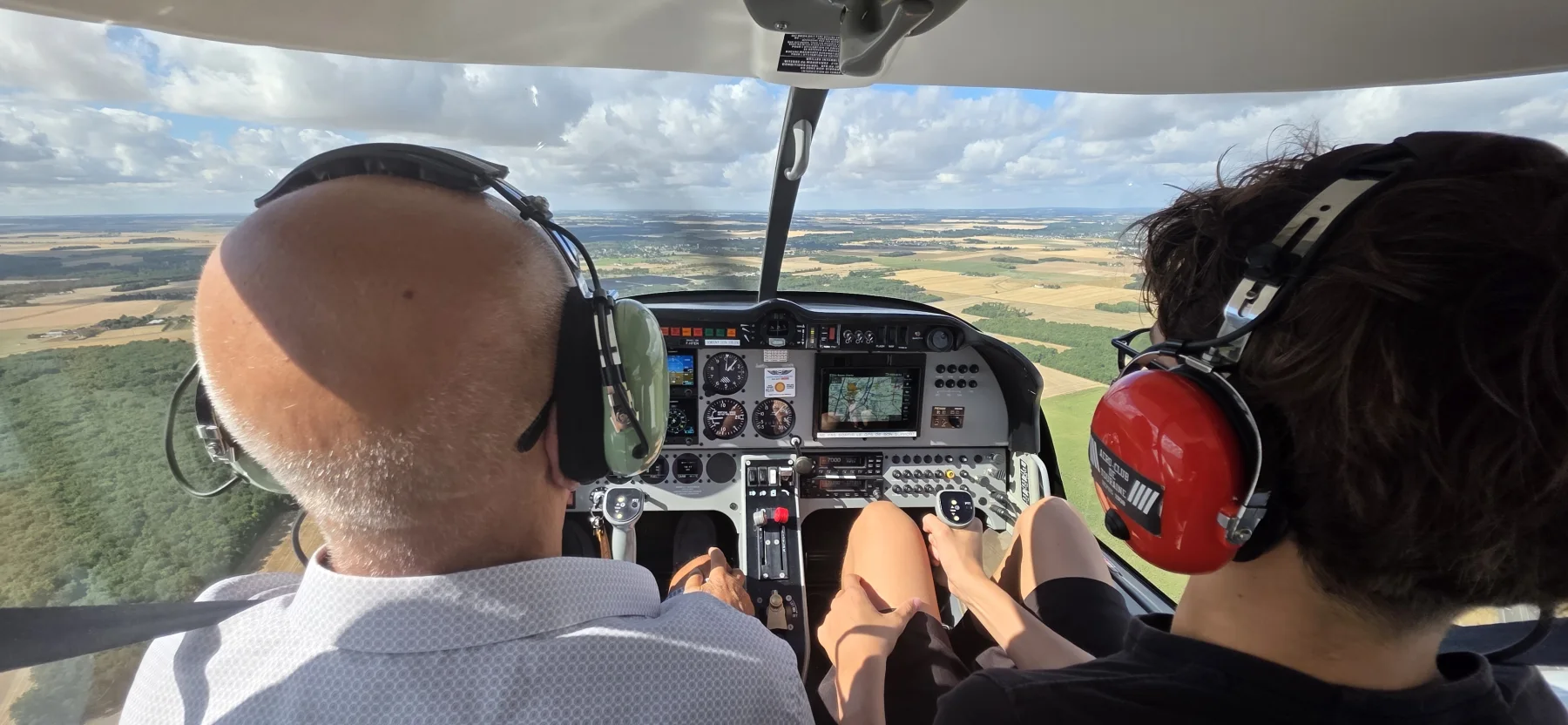Marius aux commandes d’un Robin DR401 avec un pilote à ses côtés